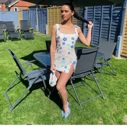 Vestido mini sexy con lentejuelas y rombos coloridos, elegante y chic, con tirantes y aberturas.