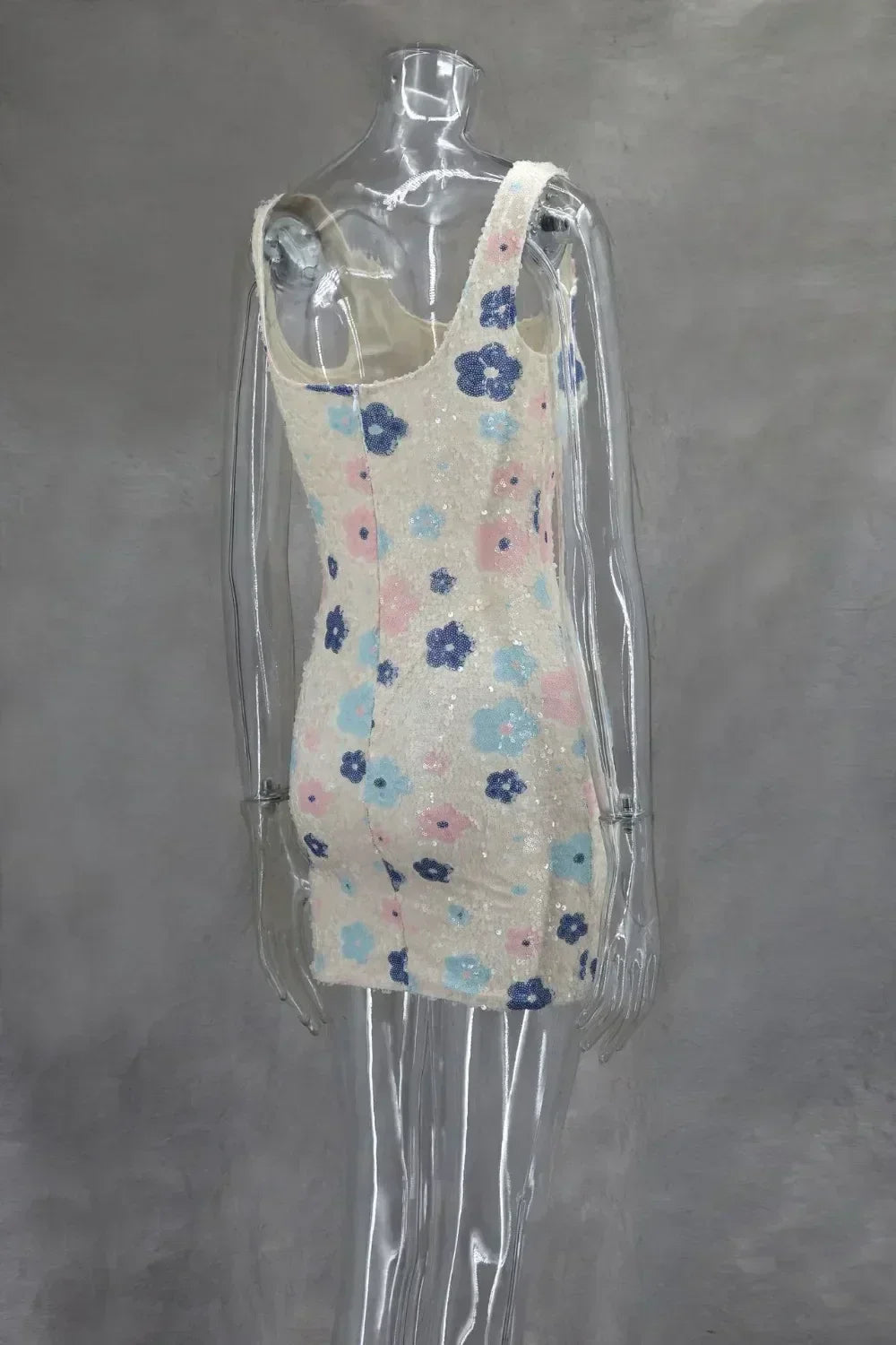 Vestido mini sexy con lentejuelas y rombos coloridos, elegante y chic, con tirantes y aberturas.