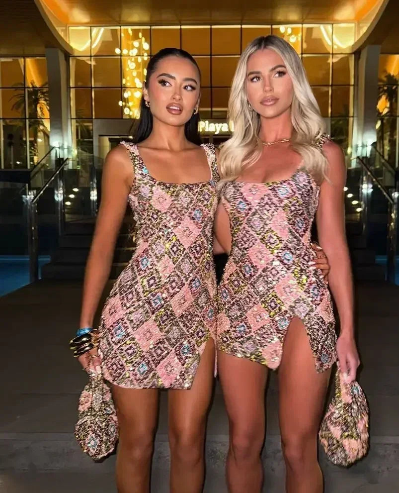 Vestido mini sexy con lentejuelas y rombos coloridos, elegante y chic, con tirantes y aberturas.