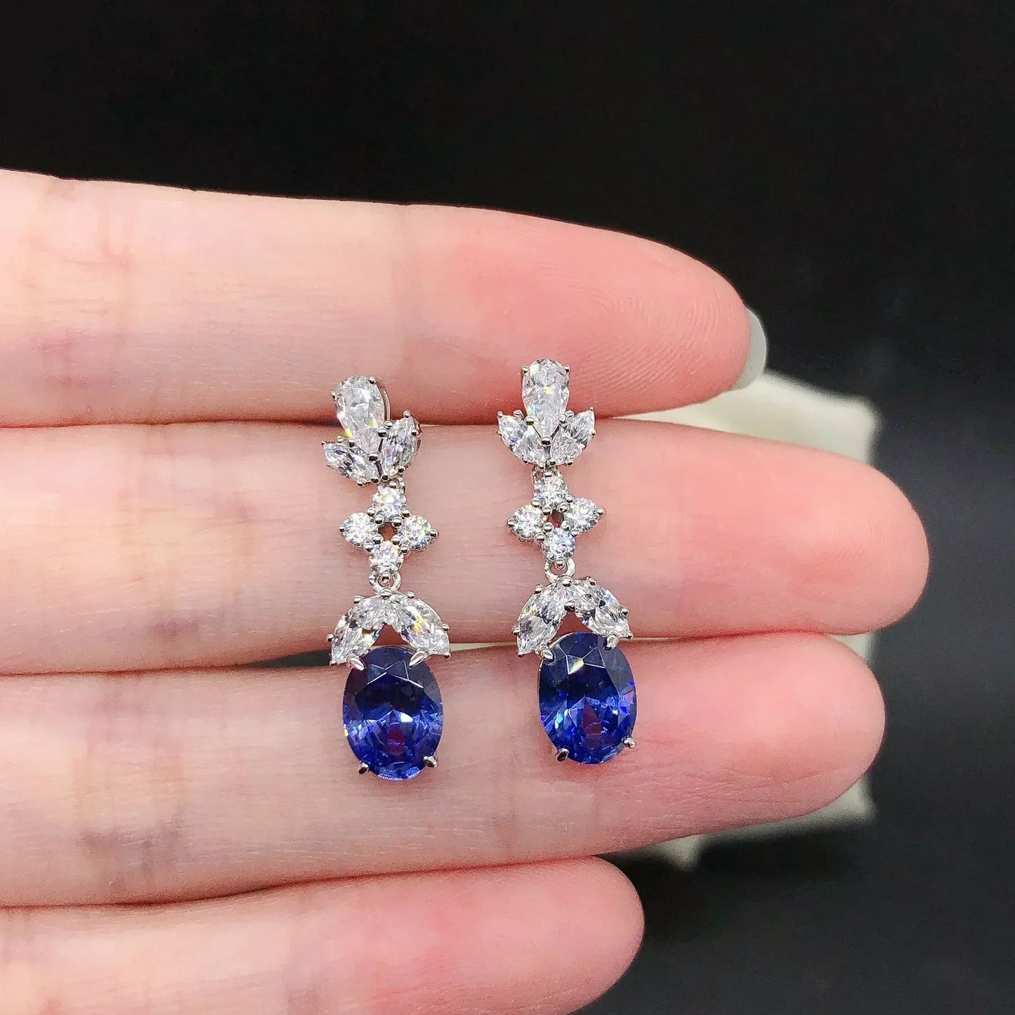 Pendientes colgantes para mujer con corte marquesa y pavé ovalado de moissanita de 1,5 ct y platino PT950. Elaborados en platino PT950 con doble forma: marquesa y ovalada.