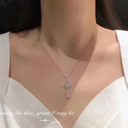 Colgante de llave vintage de plata de ley 925 con cristales pavé y baño de oro de 14 quilates para mujer, joyería ligera de lujo para vestir.