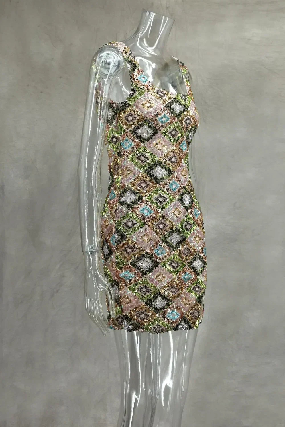 Vestido mini sexy con lentejuelas y rombos coloridos, elegante y chic, con tirantes y aberturas.