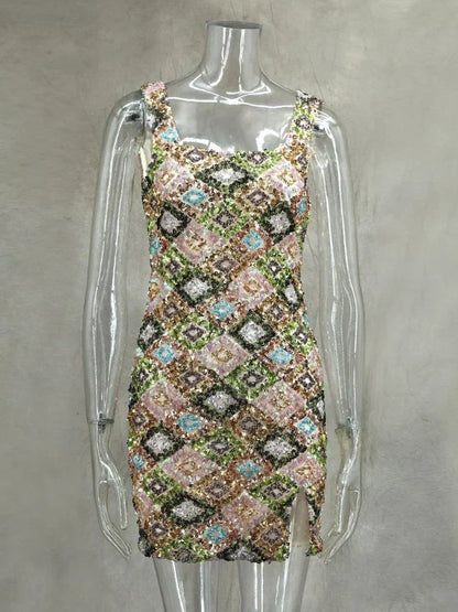 Vestido mini sexy con lentejuelas y rombos coloridos, elegante y chic, con tirantes y aberturas.