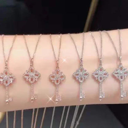 Colgante de llave vintage de plata de ley 925 con cristales pavé y baño de oro de 14 quilates para mujer, joyería ligera de lujo para vestir.