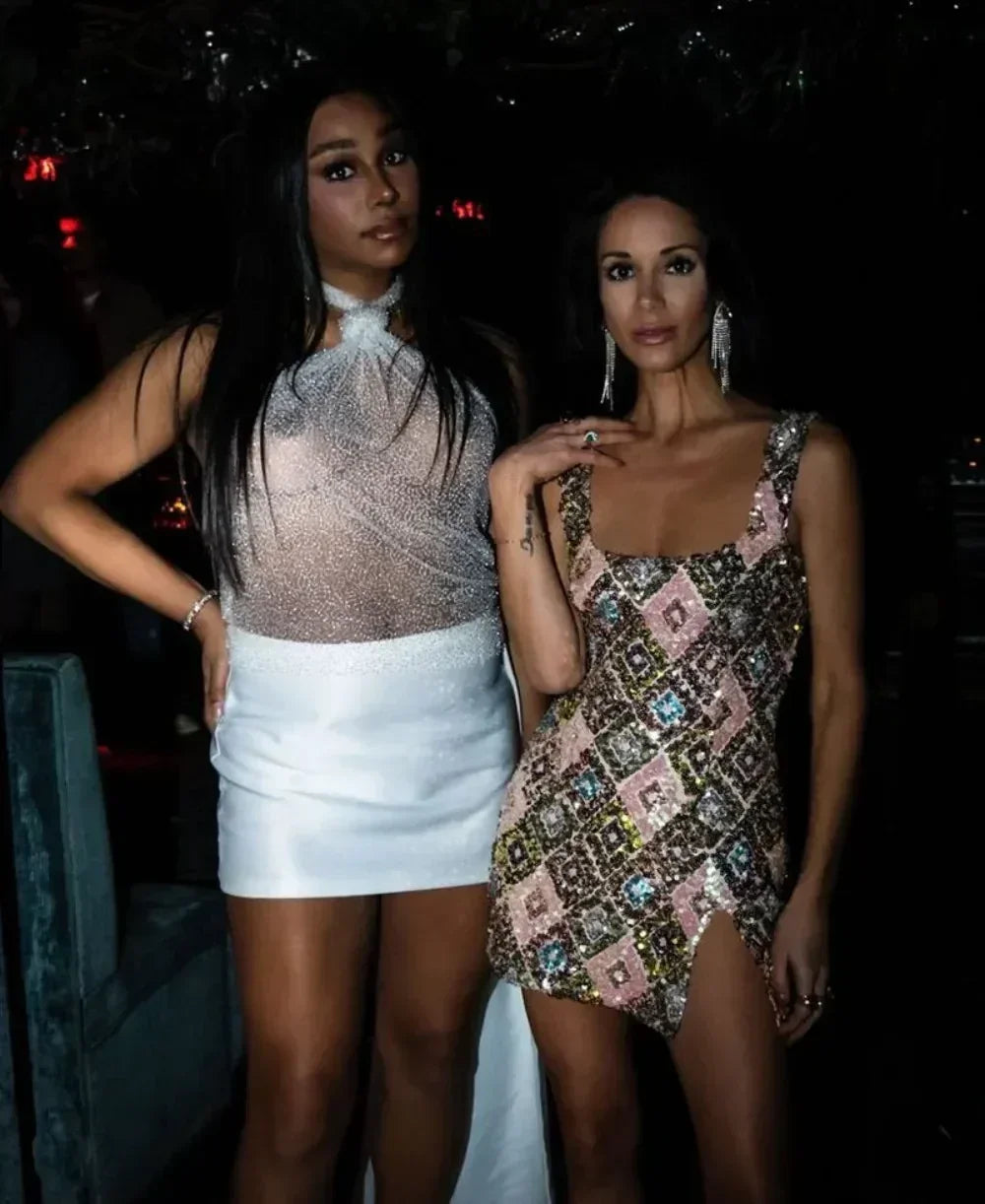 Vestido mini sexy con lentejuelas y rombos coloridos, elegante y chic, con tirantes y aberturas.