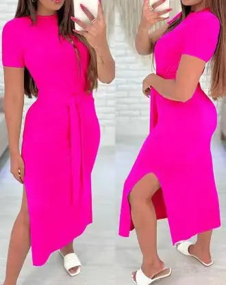 白色豹紋連身裙，繫帶細節，側開衩設計