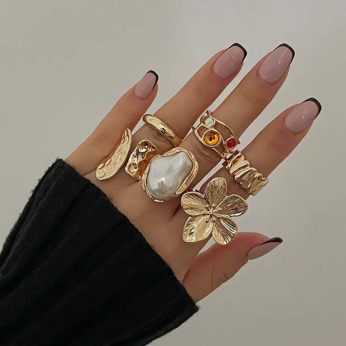 Ingemark 2025 - Anillos abiertos de metal con flores irregulares y exageradas para mujer, elegantes anillos de perlas de imitación barrocas, accesorios de joyería