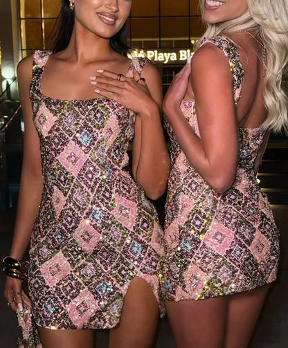 Vestido mini sexy con lentejuelas y rombos coloridos, elegante y chic, con tirantes y aberturas.