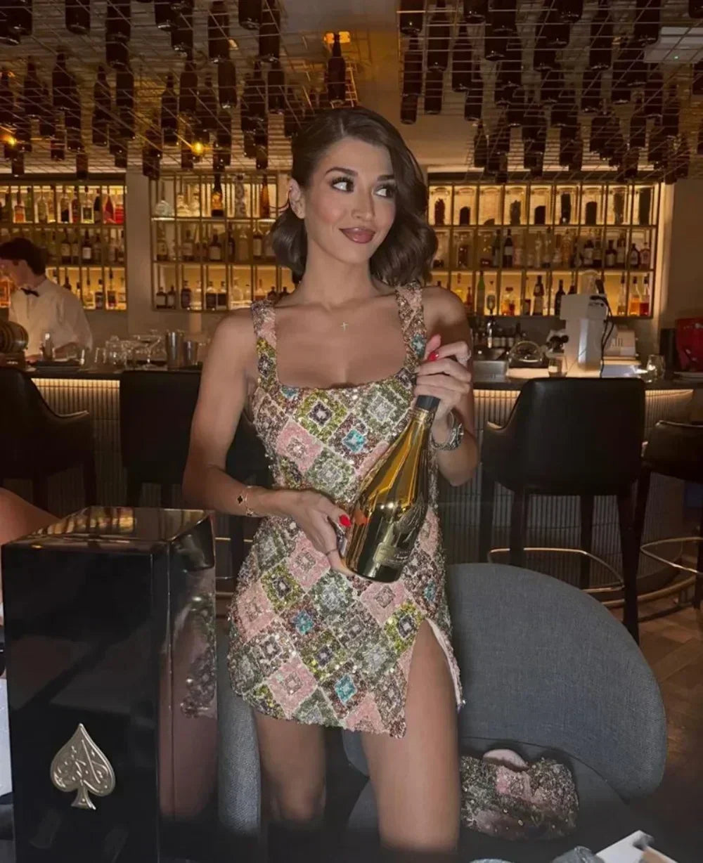 Vestido mini sexy con lentejuelas y rombos coloridos, elegante y chic, con tirantes y aberturas.