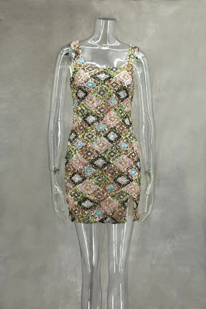 Vestido mini sexy con lentejuelas y rombos coloridos, elegante y chic, con tirantes y aberturas.