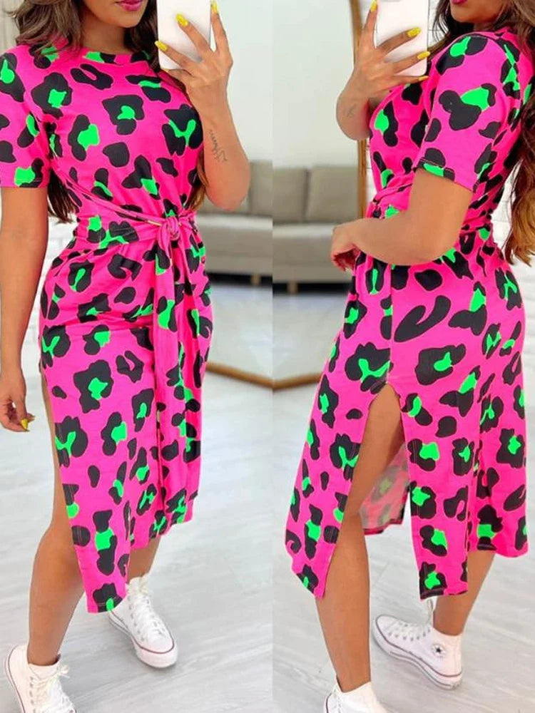 白色豹紋連身裙，繫帶細節，側開衩設計