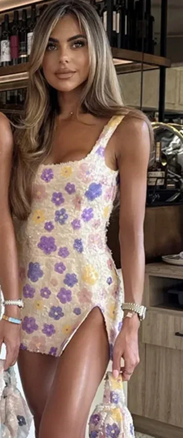 Vestido mini sexy con lentejuelas y rombos coloridos, elegante y chic, con tirantes y aberturas.