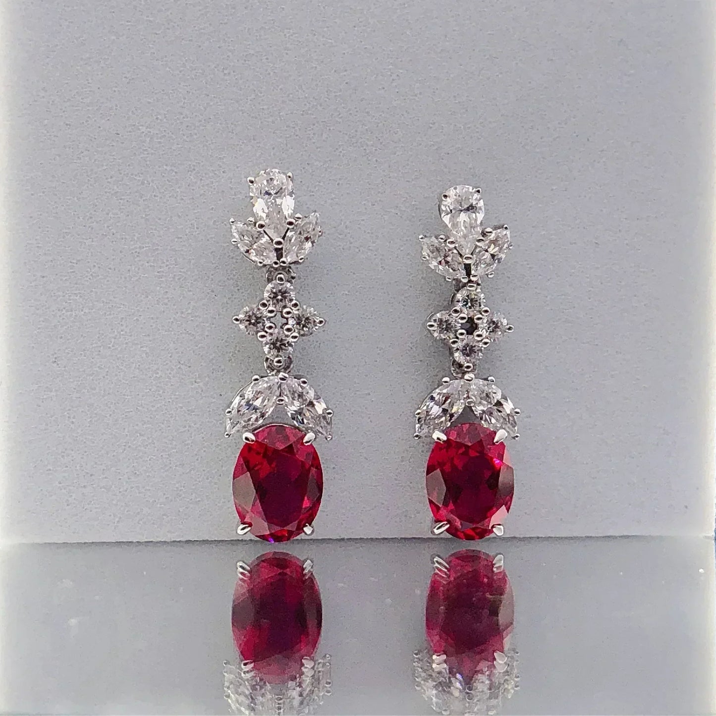Pendientes colgantes para mujer con corte marquesa y pavé ovalado de moissanita de 1,5 ct y platino PT950. Elaborados en platino PT950 con doble forma: marquesa y ovalada.