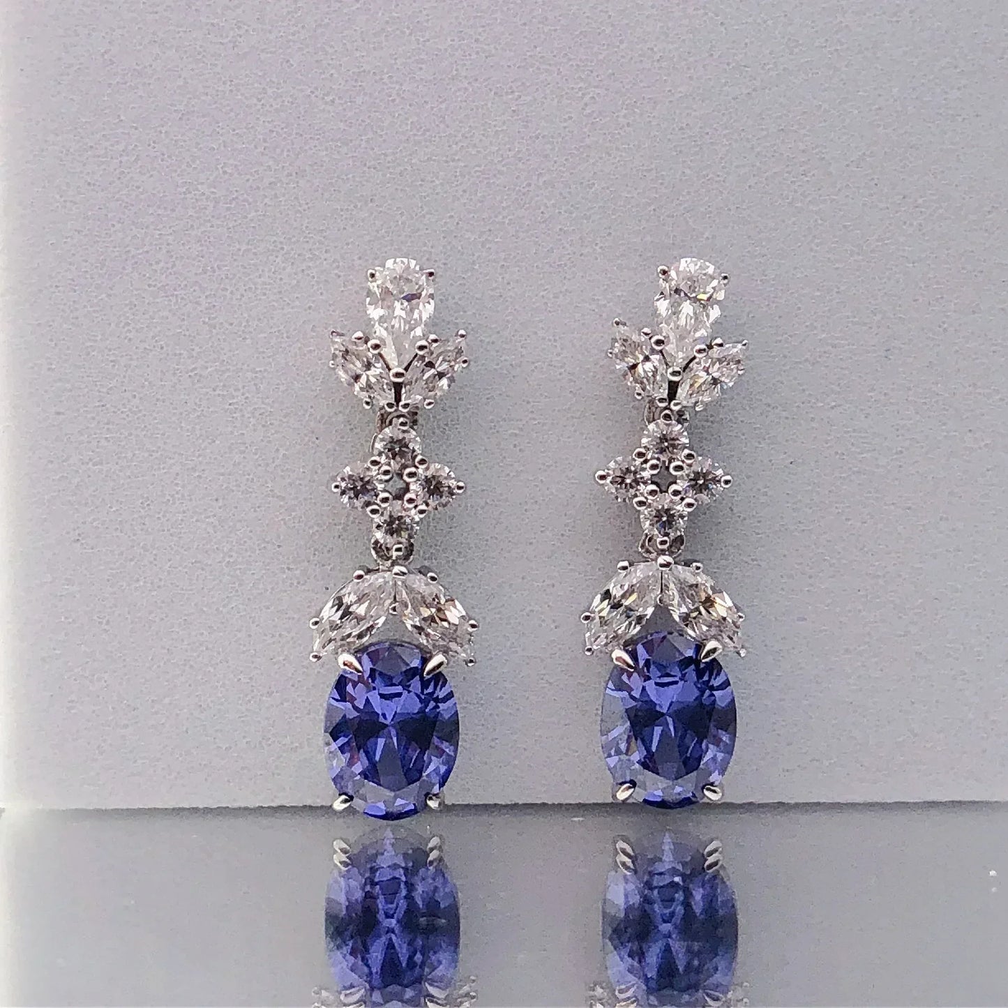 Pendientes colgantes para mujer con corte marquesa y pavé ovalado de moissanita de 1,5 ct y platino PT950. Elaborados en platino PT950 con doble forma: marquesa y ovalada.