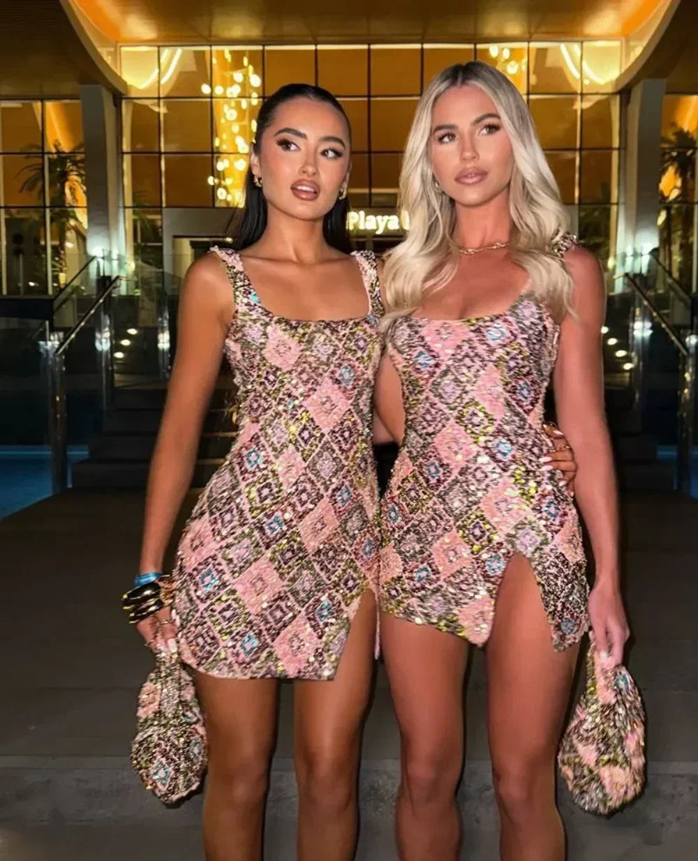 Vestido mini sexy con lentejuelas y rombos coloridos, elegante y chic, con tirantes y aberturas.