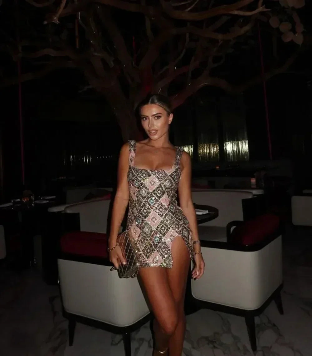 Vestido mini sexy con lentejuelas y rombos coloridos, elegante y chic, con tirantes y aberturas.