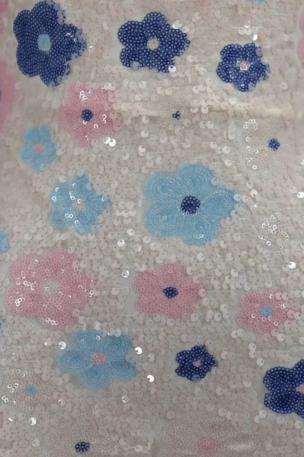 Vestido mini sexy con lentejuelas y rombos coloridos, elegante y chic, con tirantes y aberturas.