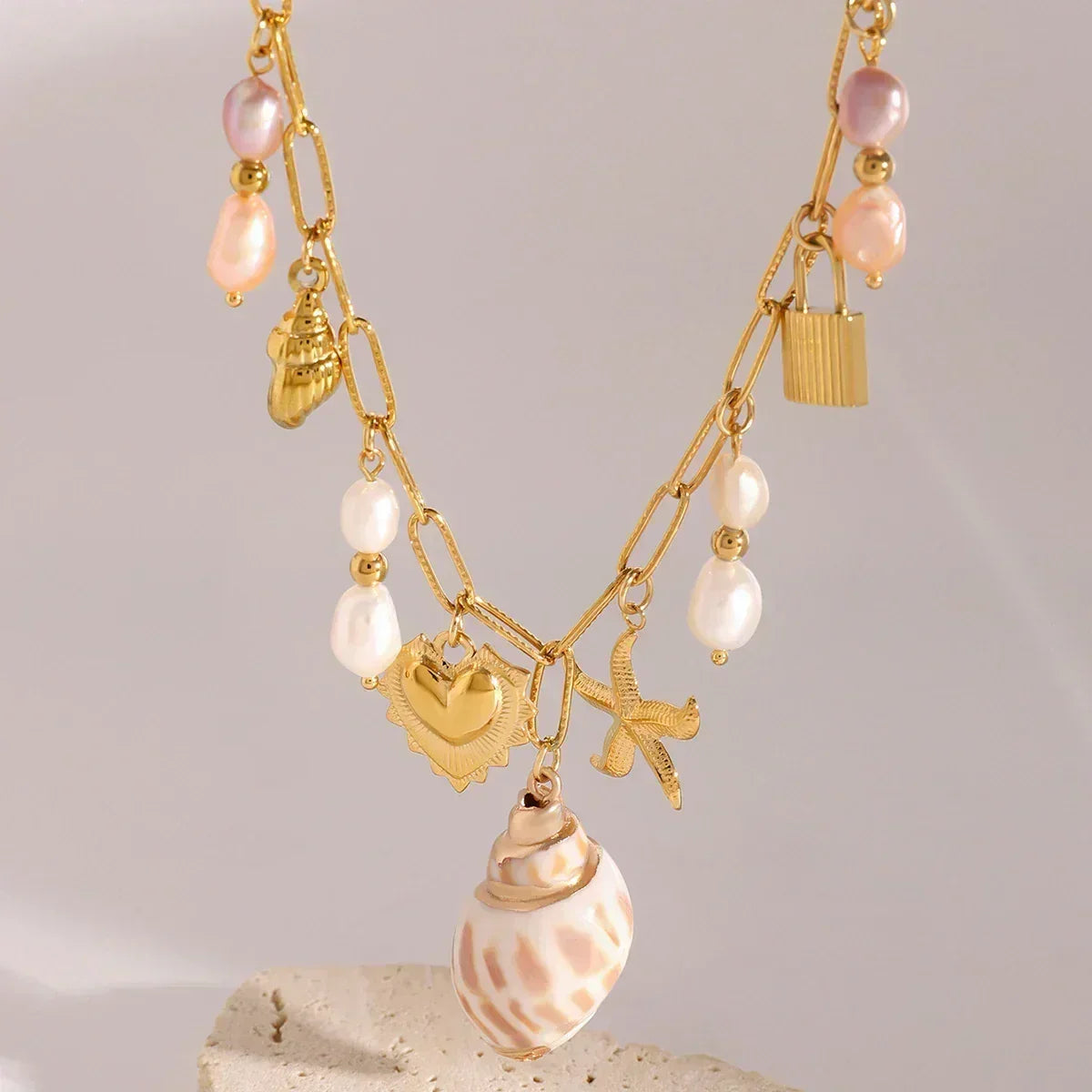 Collar Zora con colgante de caracola, estilo veraniego, colorido, para mujer, de acero inoxidable chapado en oro de 18 quilates, con múltiples dijes, joyería de moda