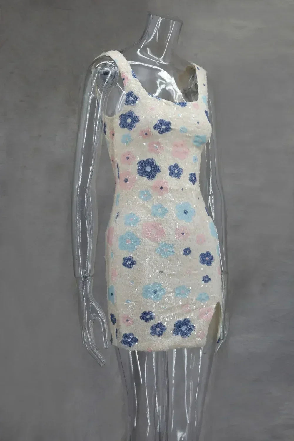 Vestido mini sexy con lentejuelas y rombos coloridos, elegante y chic, con tirantes y aberturas.