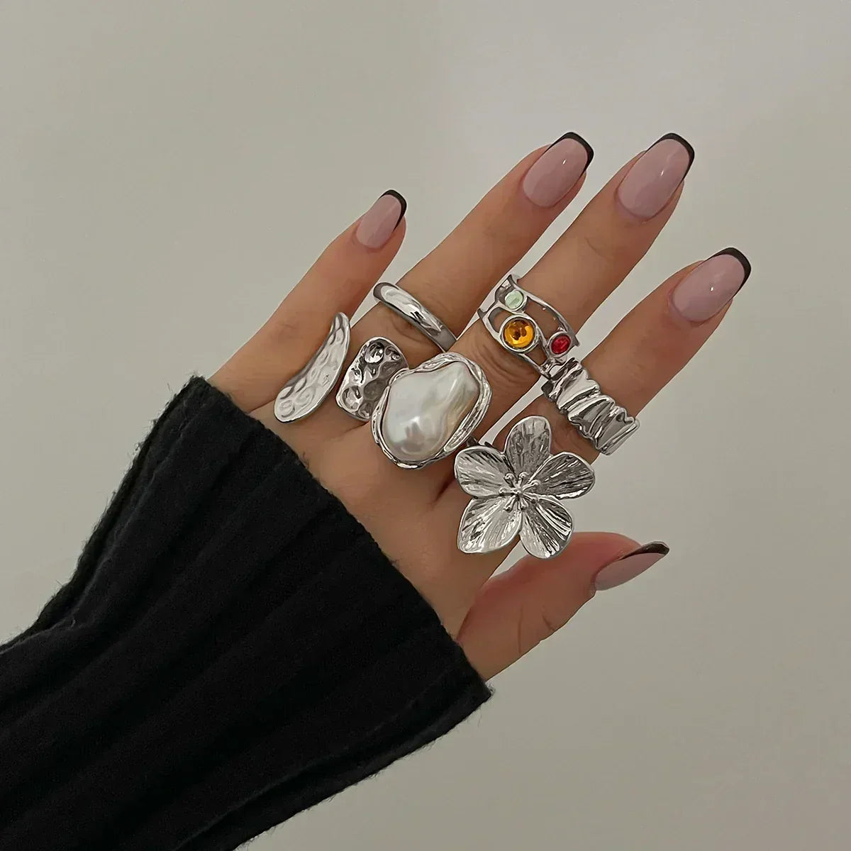 Ingemark 2025 - Anillos abiertos de metal con flores irregulares y exageradas para mujer, elegantes anillos de perlas de imitación barrocas, accesorios de joyería