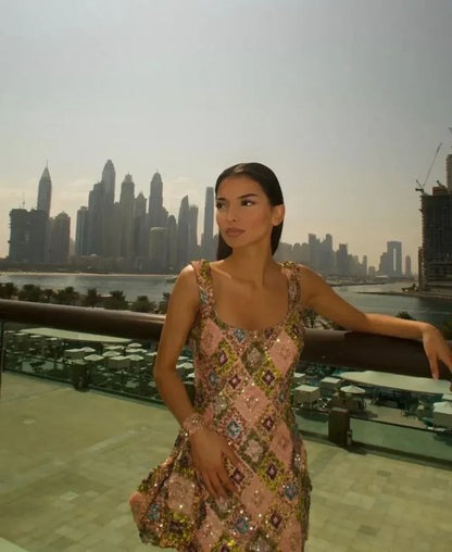 Vestido mini sexy con lentejuelas y rombos coloridos, elegante y chic, con tirantes y aberturas.