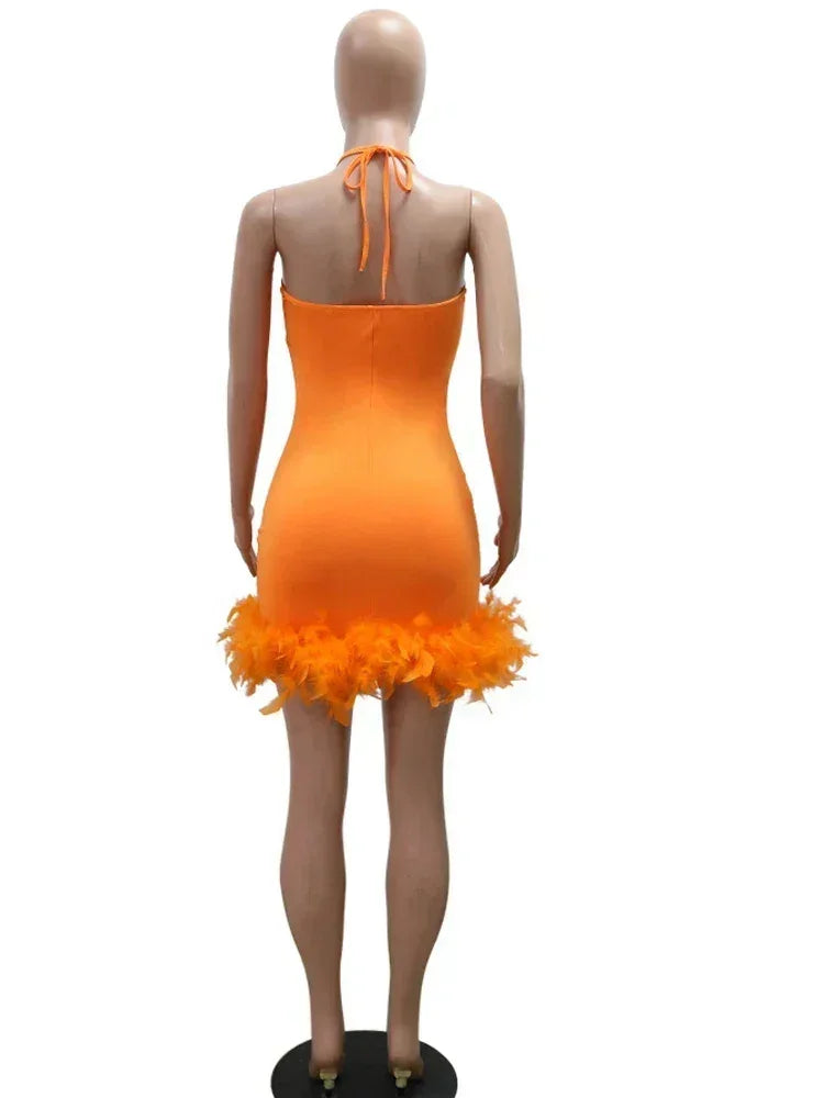 Vestido glamuroso de plumas y lentejuelas de malla