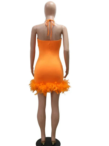 Vestido glamuroso de plumas y lentejuelas de malla