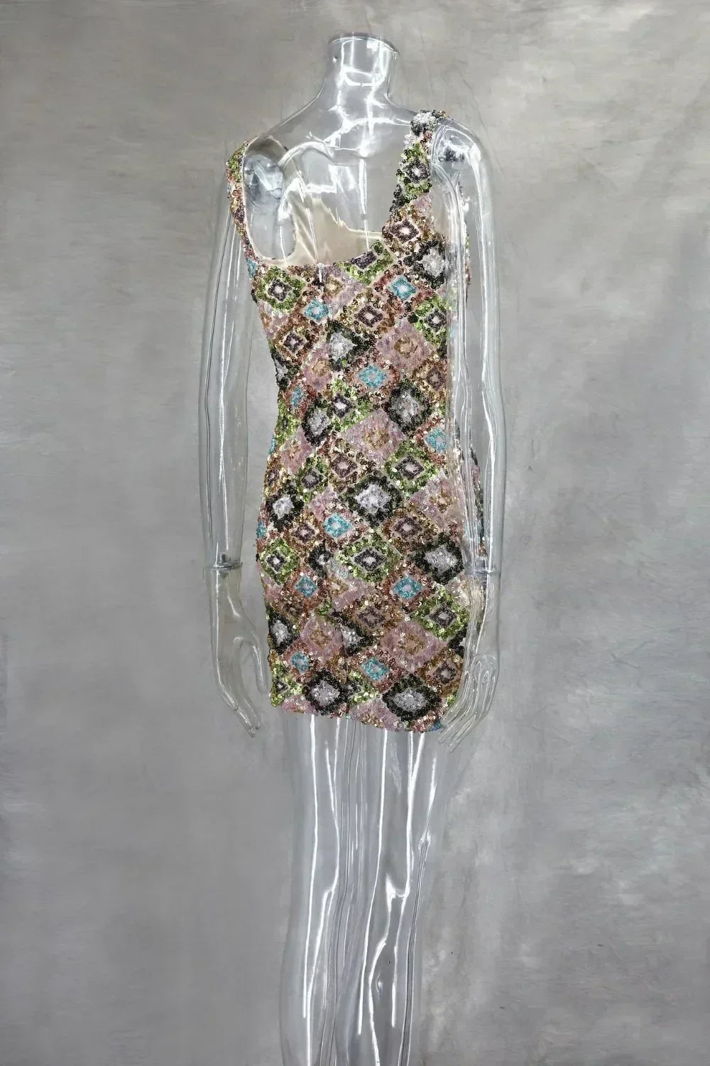 Vestido mini sexy con lentejuelas y rombos coloridos, elegante y chic, con tirantes y aberturas.