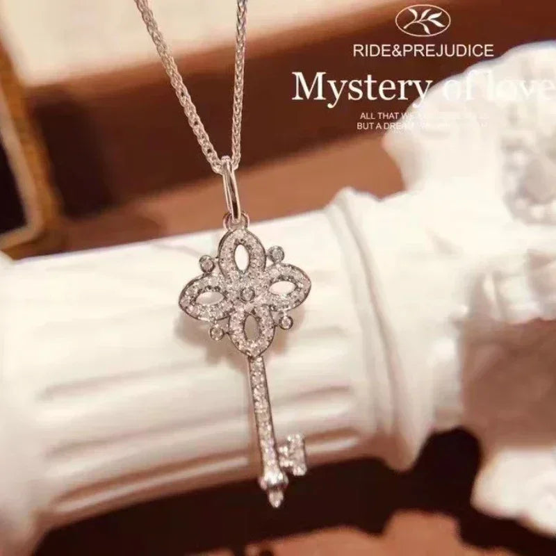 Colgante de llave vintage de plata de ley 925 con cristales pavé y baño de oro de 14 quilates para mujer, joyería ligera de lujo para vestir.