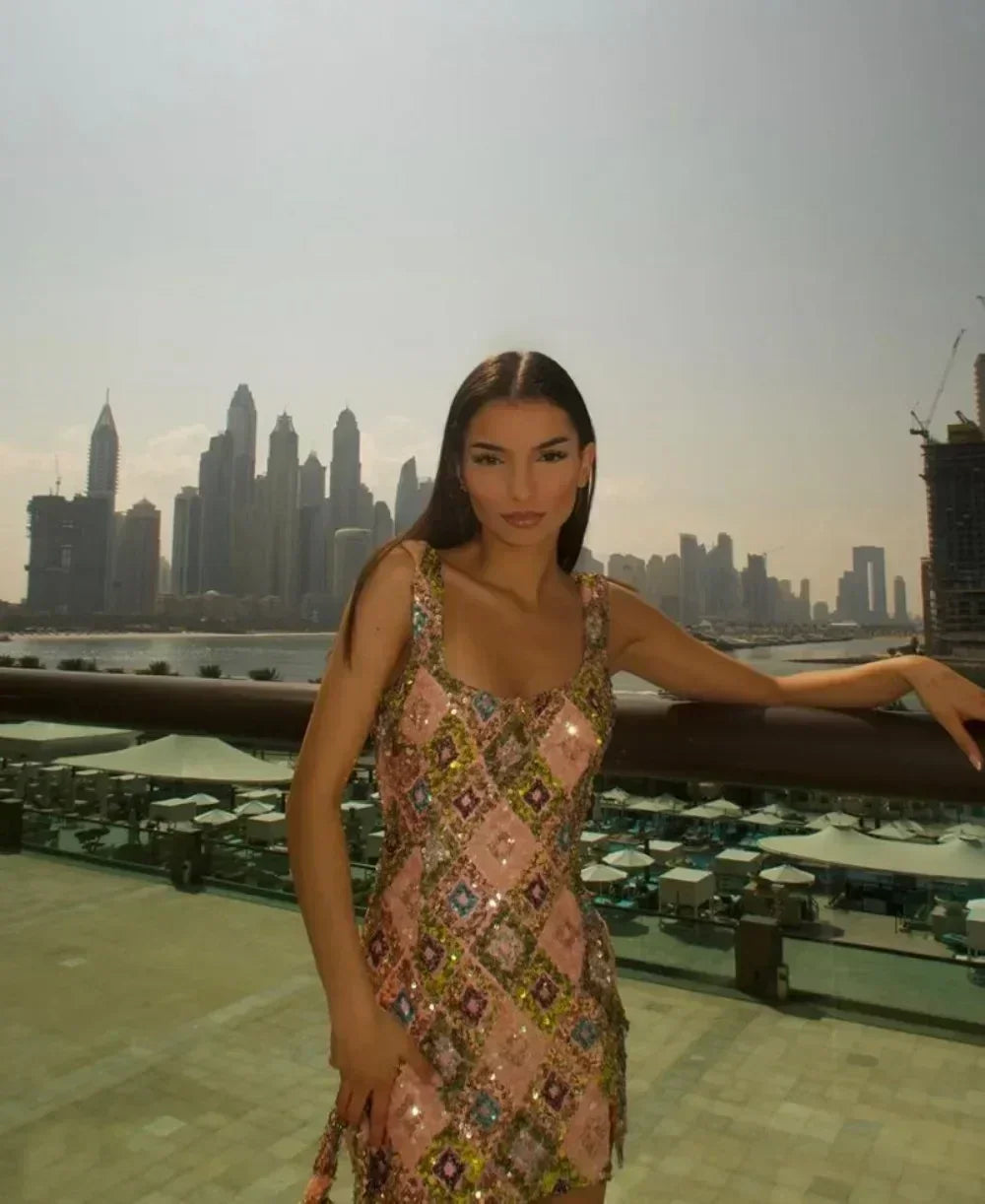 Vestido mini sexy con lentejuelas y rombos coloridos, elegante y chic, con tirantes y aberturas.