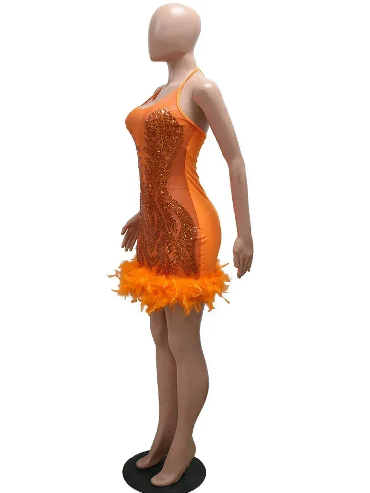 Vestido glamuroso de plumas y lentejuelas de malla