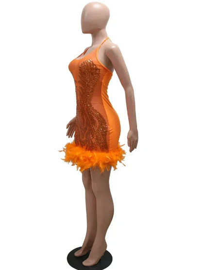 Vestido glamuroso de plumas y lentejuelas de malla