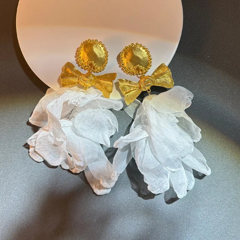 Pendientes largos con borlas de algodón hechos a mano