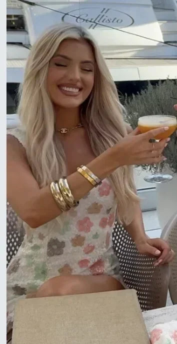 Vestido mini sexy con lentejuelas y rombos coloridos, elegante y chic, con tirantes y aberturas.