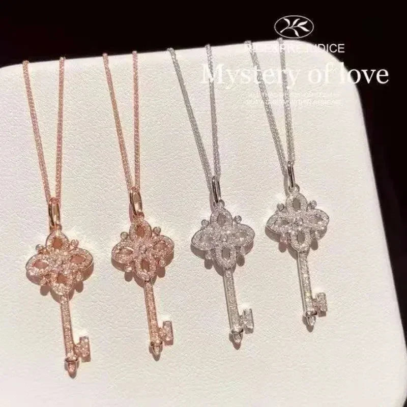 Colgante de llave vintage de plata de ley 925 con cristales pavé y baño de oro de 14 quilates para mujer, joyería ligera de lujo para vestir.