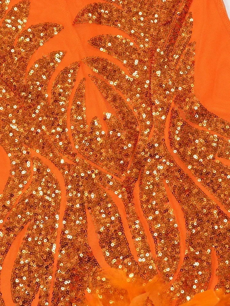 Vestido glamuroso de plumas y lentejuelas de malla