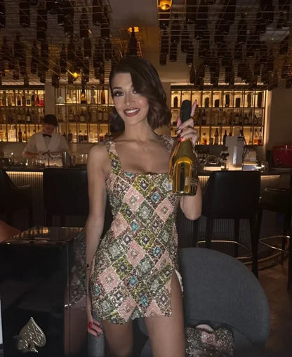 Vestido mini sexy con lentejuelas y rombos coloridos, elegante y chic, con tirantes y aberturas.