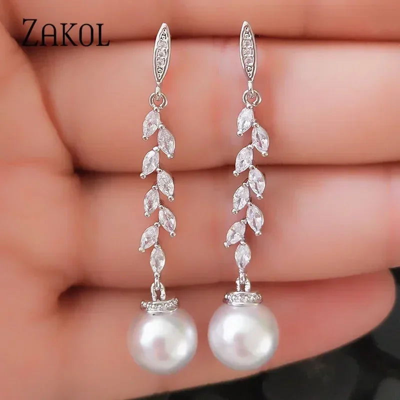 Pendientes colgantes de perlas de imitación redondas ZAKOL para mujer, con circonitas brillantes y hojas de cristal, largos, para novia, joyería de boda