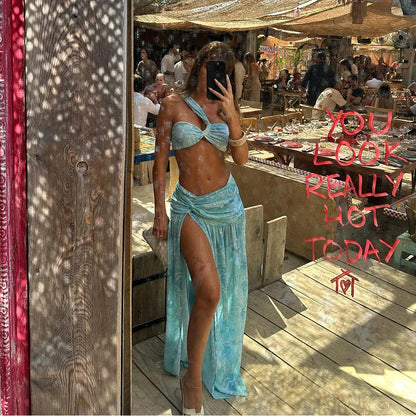 奇特的三件式泳衣