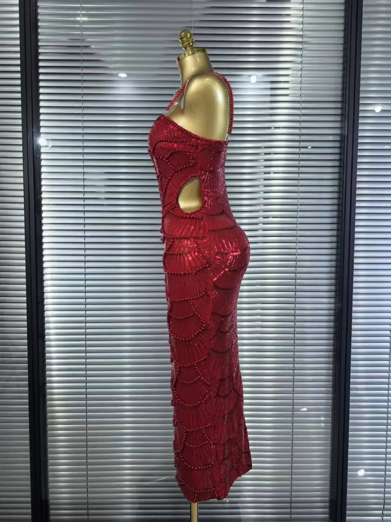 珍珠串珠聖誕洋裝 | 無袖緊身派對禮服 - Femstylo