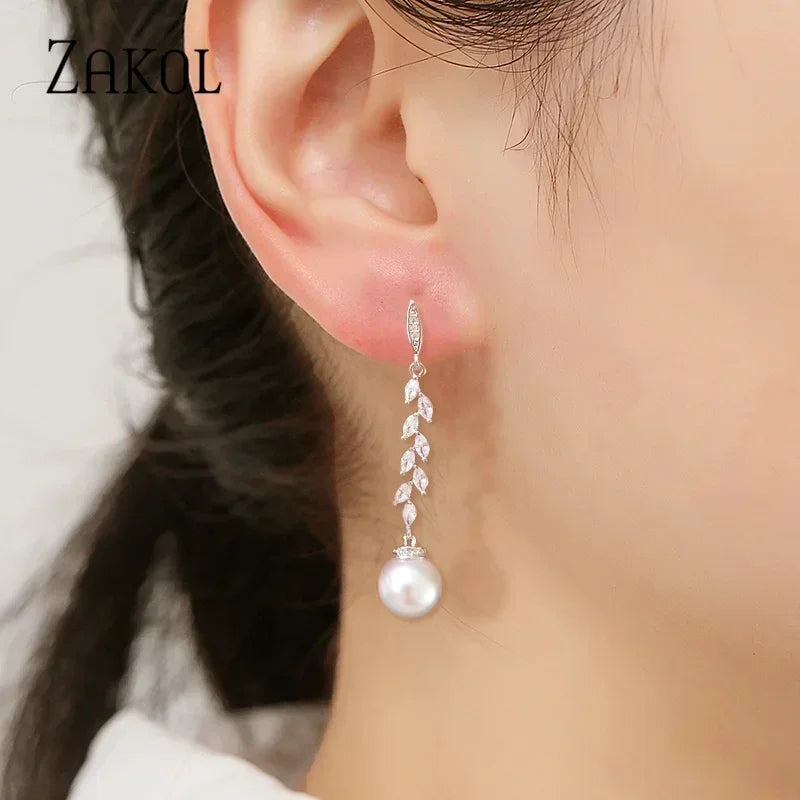 Pendientes colgantes de perlas de imitación redondas ZAKOL para mujer, con circonitas brillantes y hojas de cristal, largos, para novia, joyería de boda