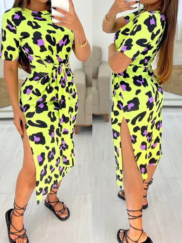 白色豹紋連身裙，繫帶細節，側開衩設計