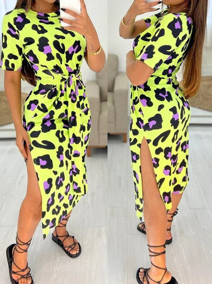 白色豹紋連身裙，繫帶細節，側開衩設計