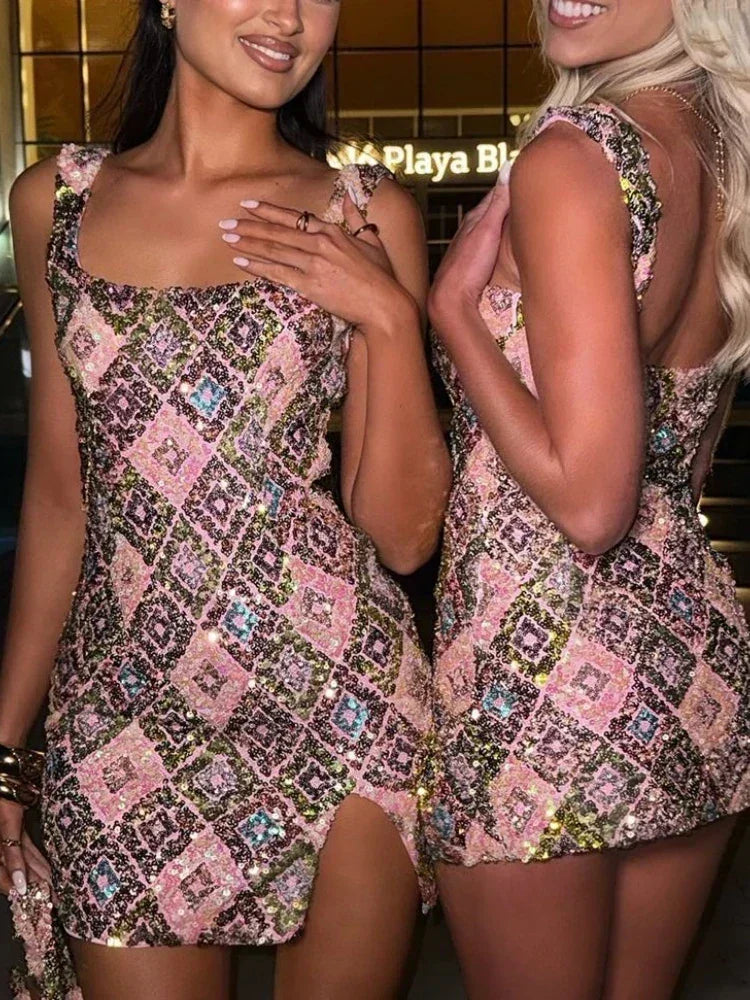Vestido mini sexy con lentejuelas y rombos coloridos, elegante y chic, con tirantes y aberturas.