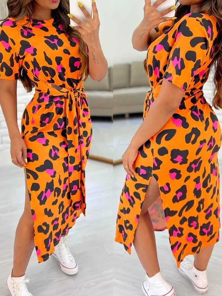 白色豹紋連身裙，繫帶細節，側開衩設計