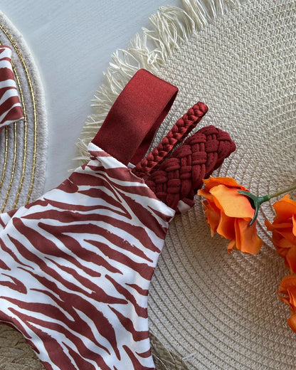 Conjunto de traje de baño de dos piezas con cuello halter y ribete de Franze