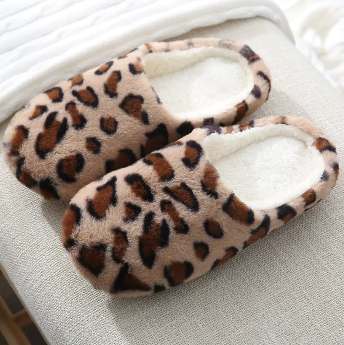 Pantuflas de interior de piel de conejo con estampado de leopardo