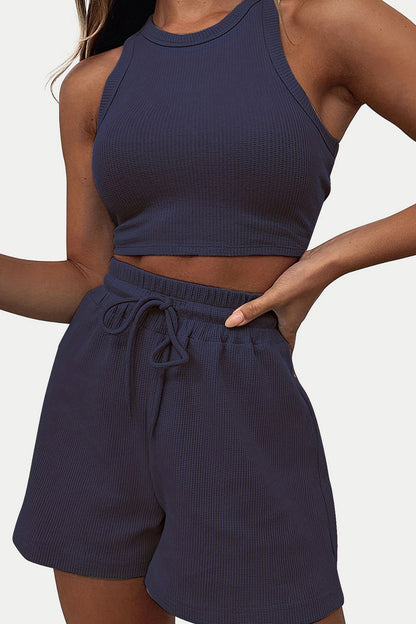 圓領上衣和抽繩短褲套裝