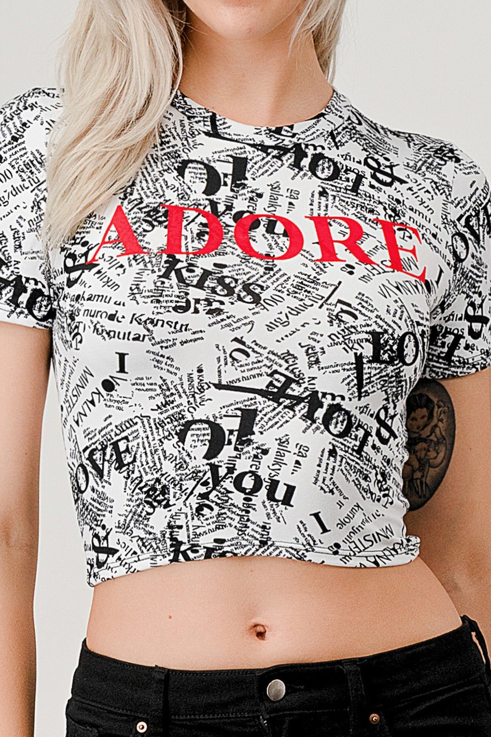 Top corto gráfico "Adore" - "Love Me Tee"