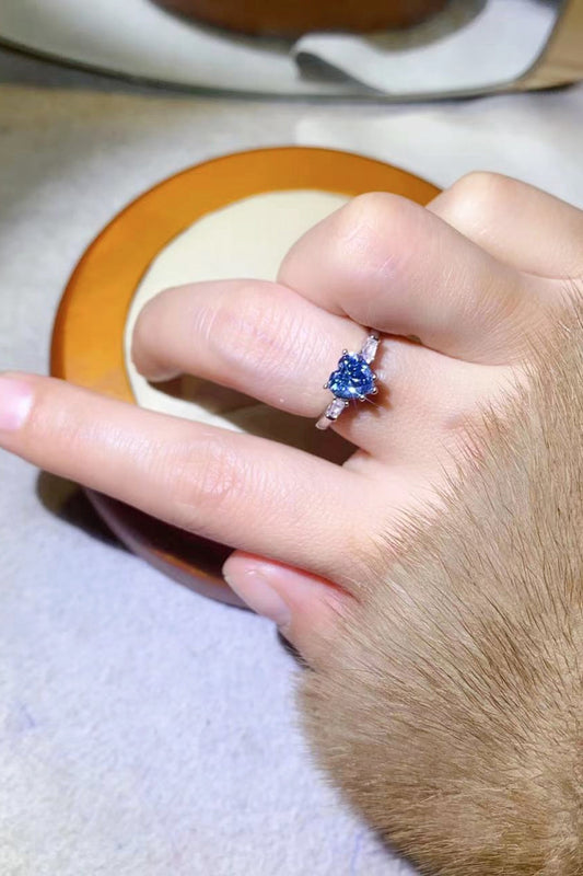 Anillo Sparkala™ de 1 quilate con baño de platino en forma de corazón en azul